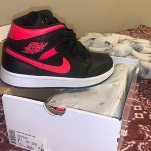 They are black and red 7.5 in women!!